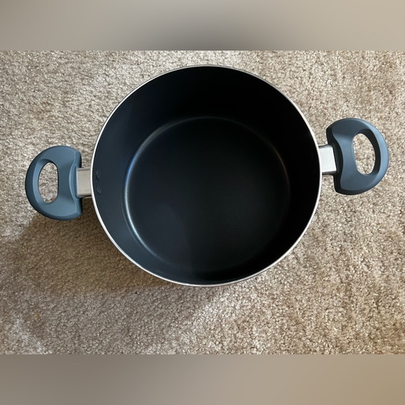 Basic Essentials | Non-Stick Aluminum | 5-qt. covered Dutch oven - Picture 2 of 5